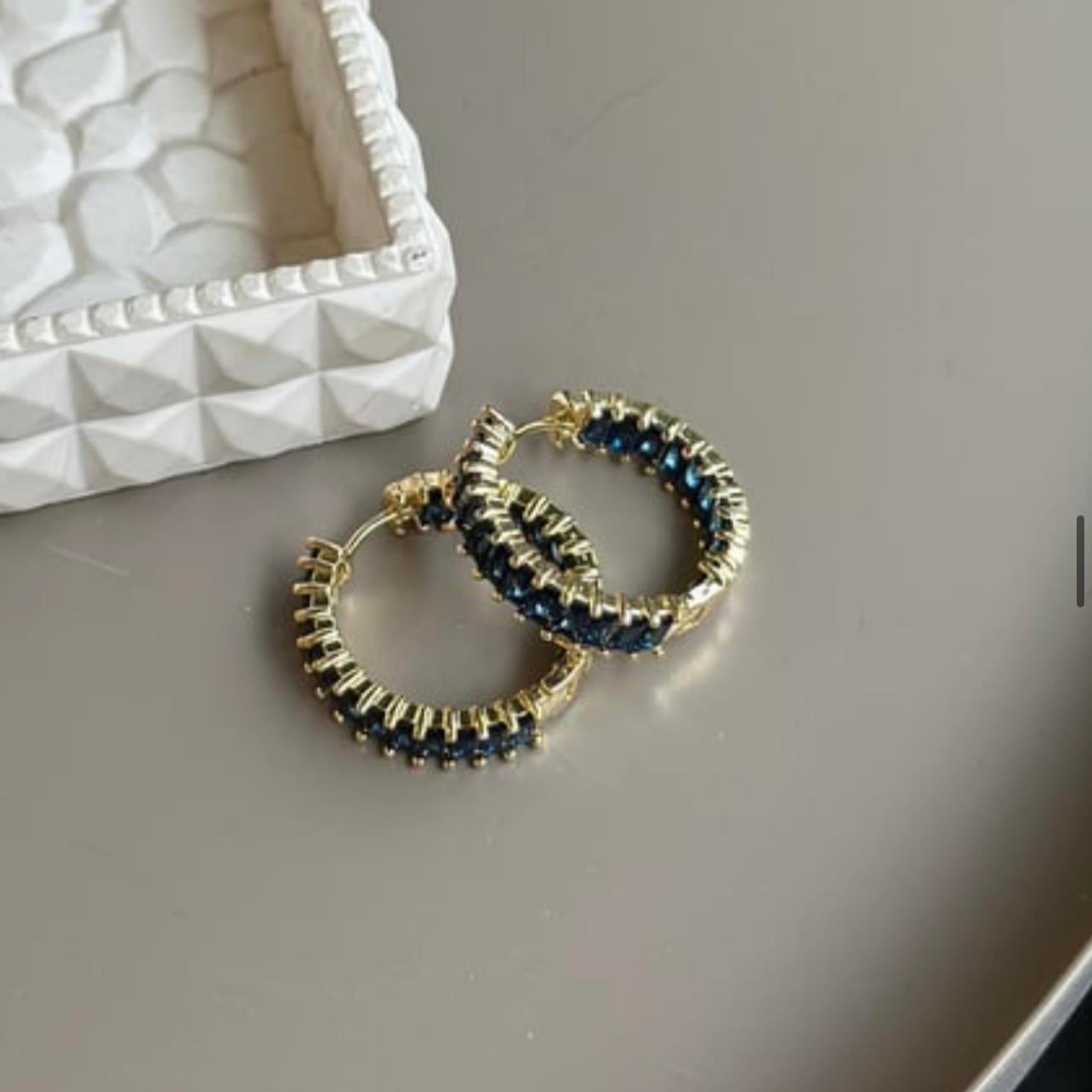 SAKS İÇİ DIŞI TAŞLI KÜPE