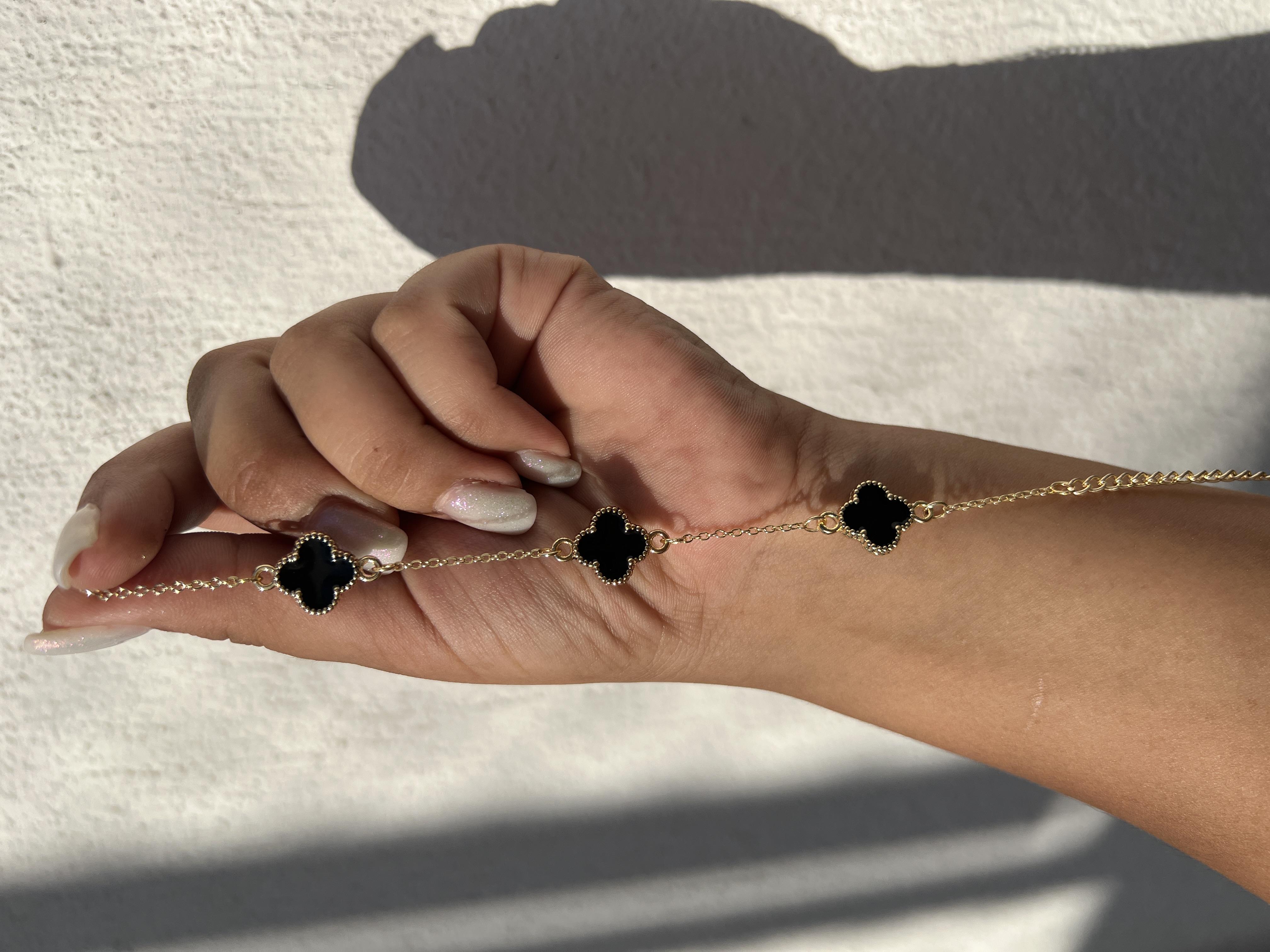 SİYAH ÜÇ YONCA VN BİLEKLİK