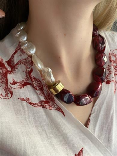 İNCİLİ BORDO MARKA KOLYE