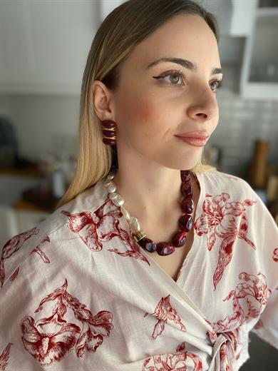 İNCİLİ BORDO MARKA KOLYE