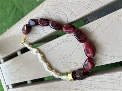 İNCİLİ BORDO MARKA KOLYE