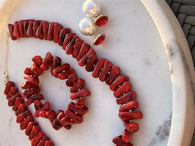 TERSTEN GELEN İNCİ TOP KÜPELER KIRMIZI