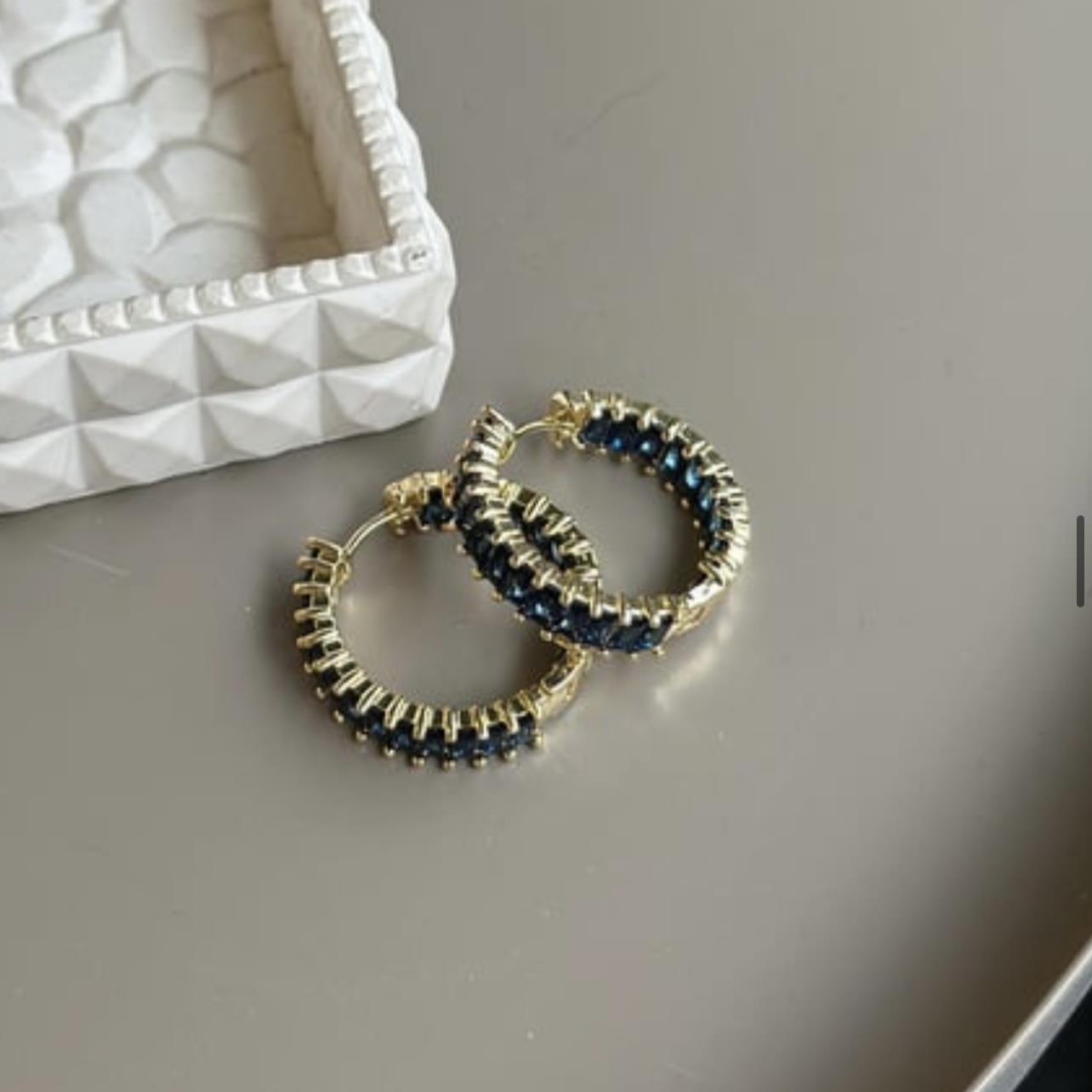 SAKS İÇİ DIŞI TAŞLI KÜPE