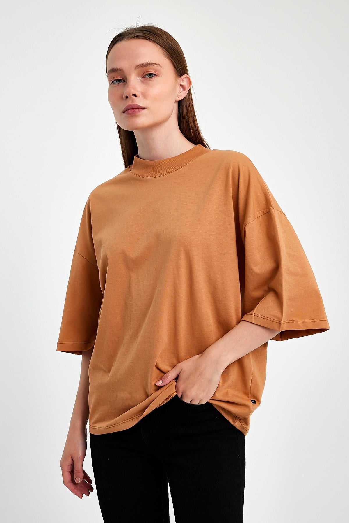 FİHA/3012-KADIN YARIM BALIKCI YAKA KISA KOL T-SHIRT - MACCHIATO
