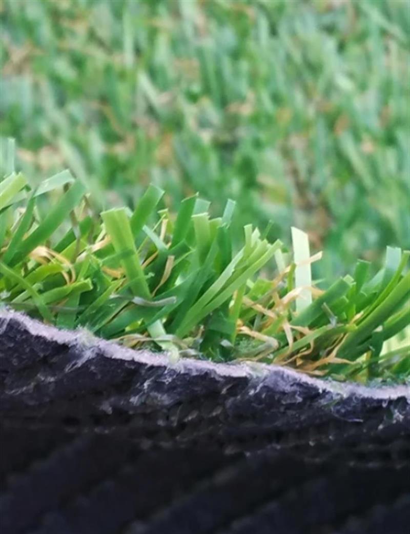 Kıbrıs Otlu Çim Halı 20mm En 2 MT