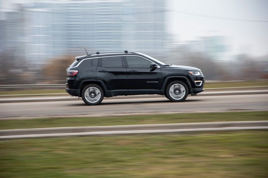 jeep-compass-yolda-ilerliyor