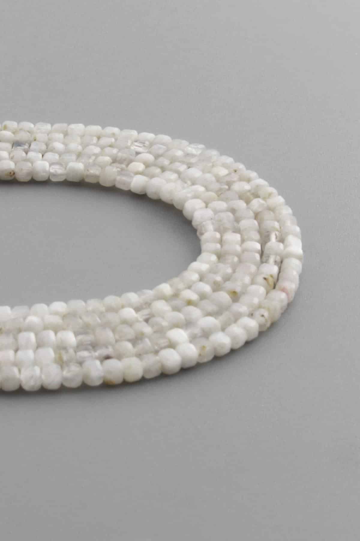 Ay Taşı Doğal Taş Parlak Küp Kristal Kesim 3x3mm Dizi