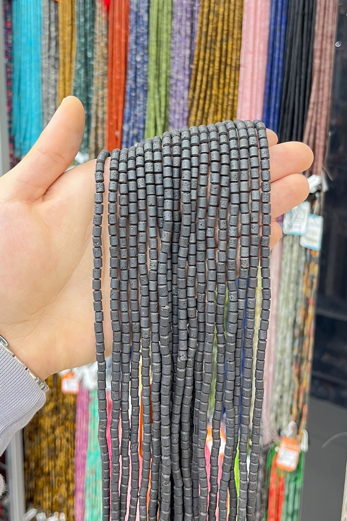 Hematit Taşı Silindir Kesim 4x5mm- Mat Gri Doğal Taş Dizi