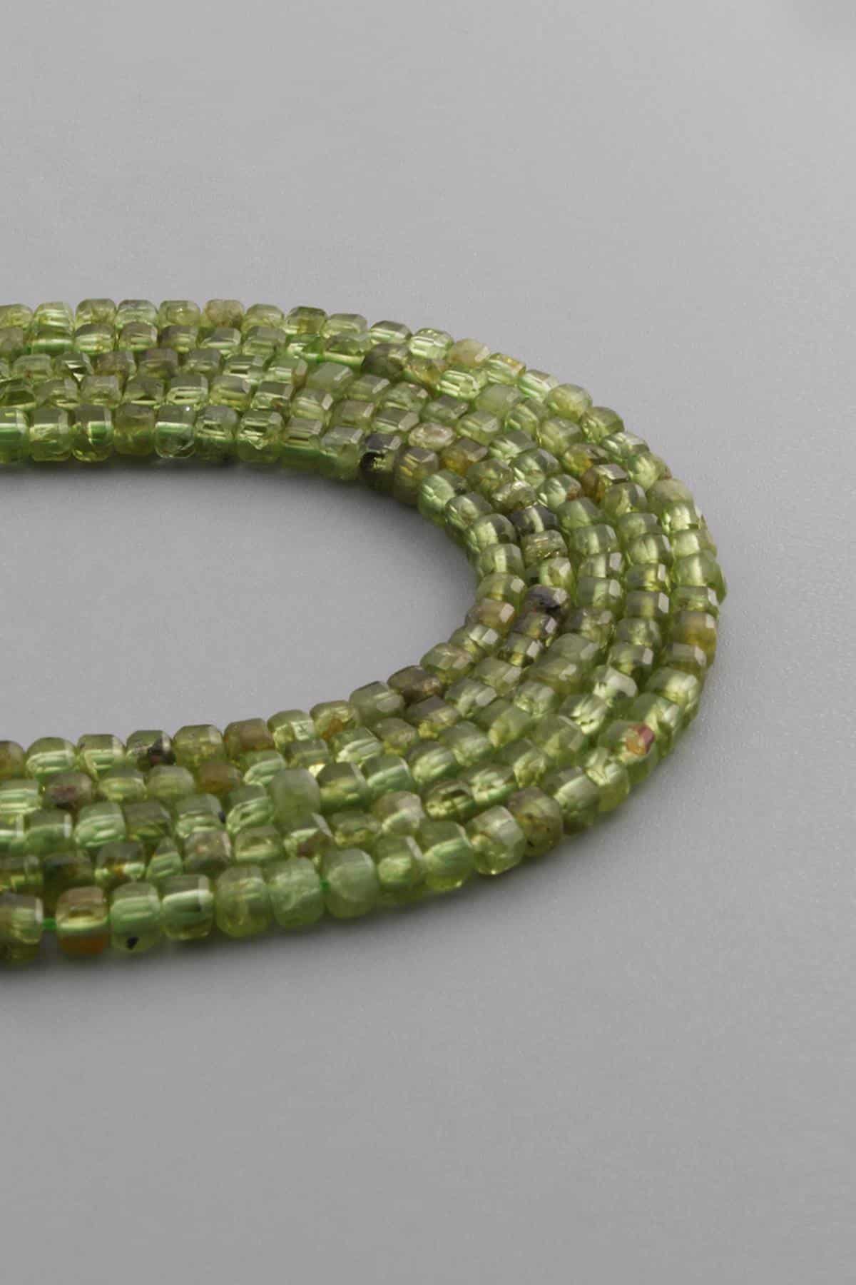 Peridot Doğal Taş Parlak Küp Kristal Kesim 3x3mm Dizi