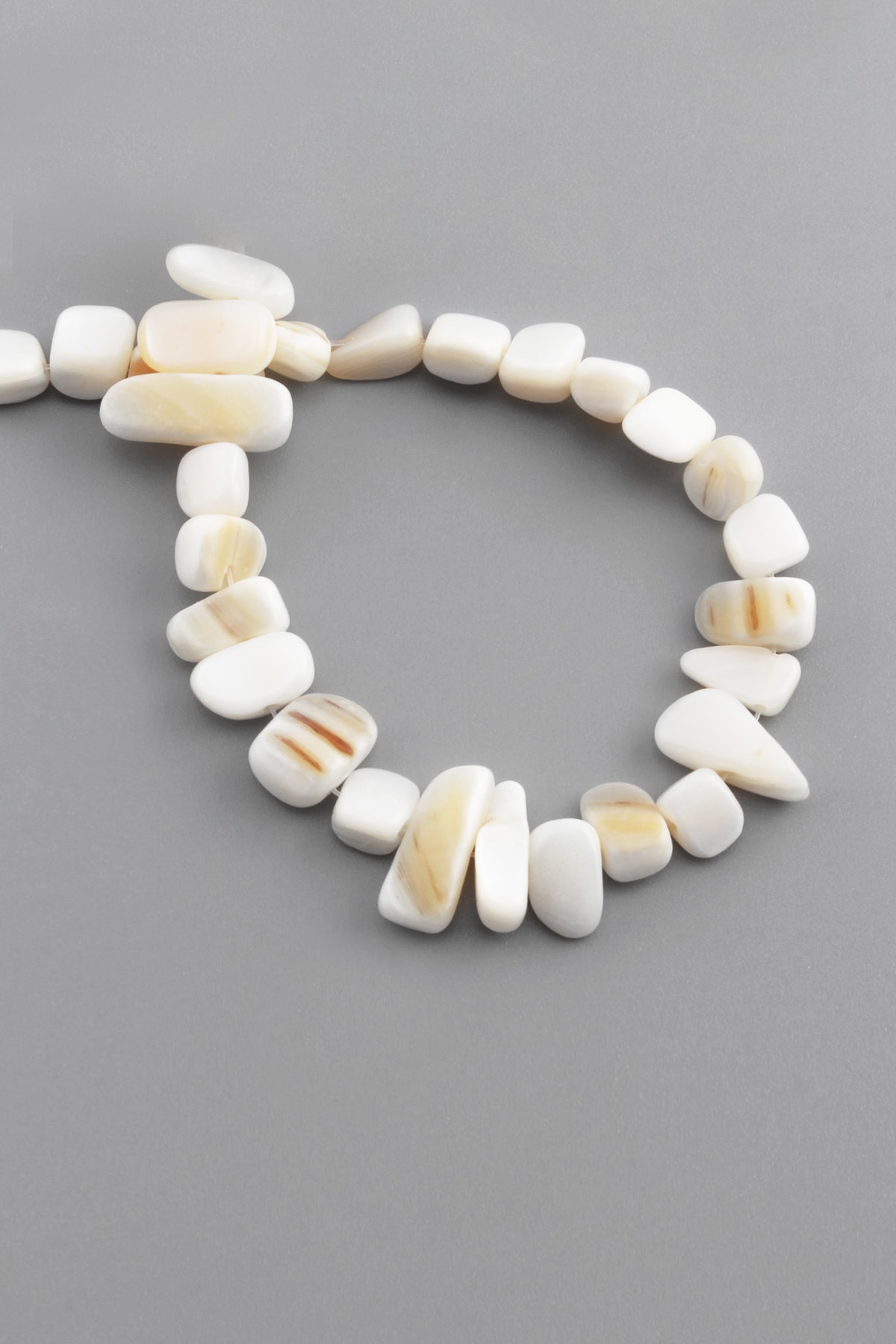 Sedef Taşı Parlak Kırık Beyaz Amorf Kesim 12x7mm Dizi [AA]