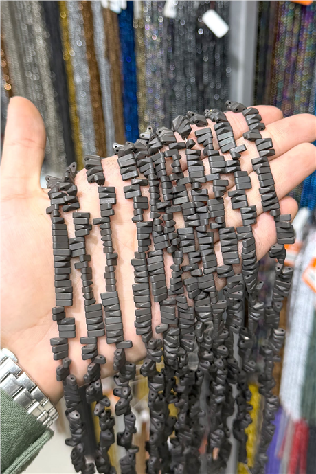 Hematit Taşı 8x3mm Piramit Kesim Doğal Taş Diziler