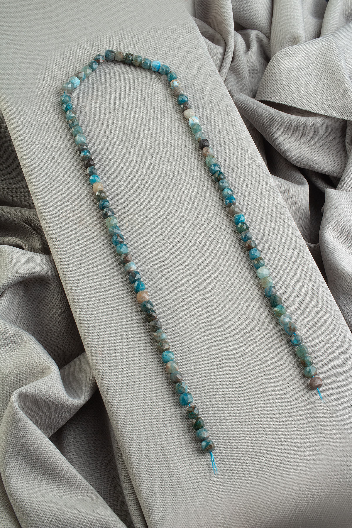 Apatit Doğal Taş Faset Küp Kesim 4x4mm Dizi