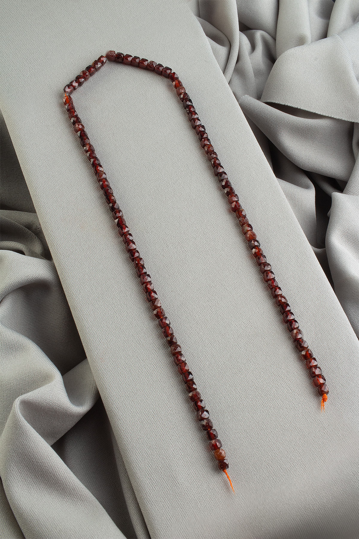 Garnet Doğal Taş Faset Küp Kesim 4x4mm Dizi