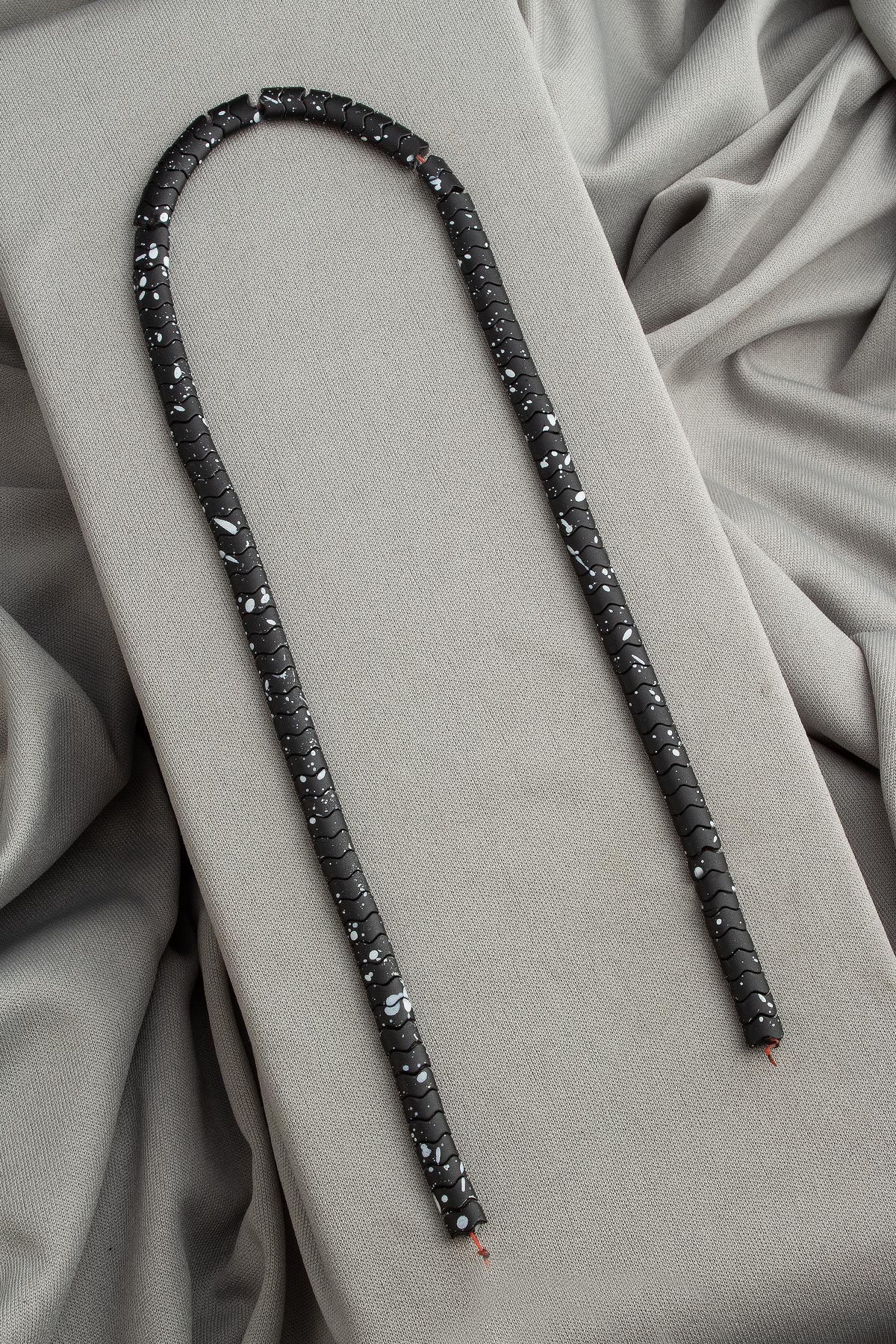 Hematit Doğal Taş Mat Benekli Beyaz Yassı Balık Sırtı Kesim 6x4mm Dizi