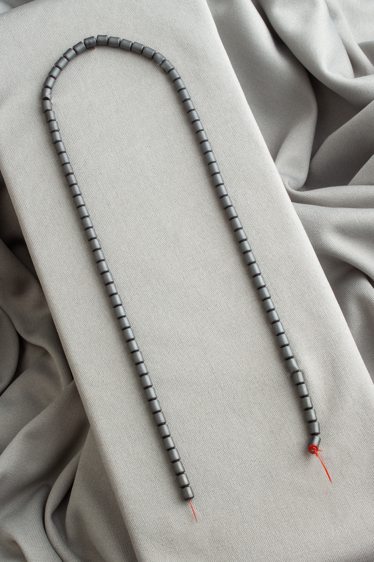 Hematit Doğal Taş Mat Gri Silindir 4x5mm Dizi