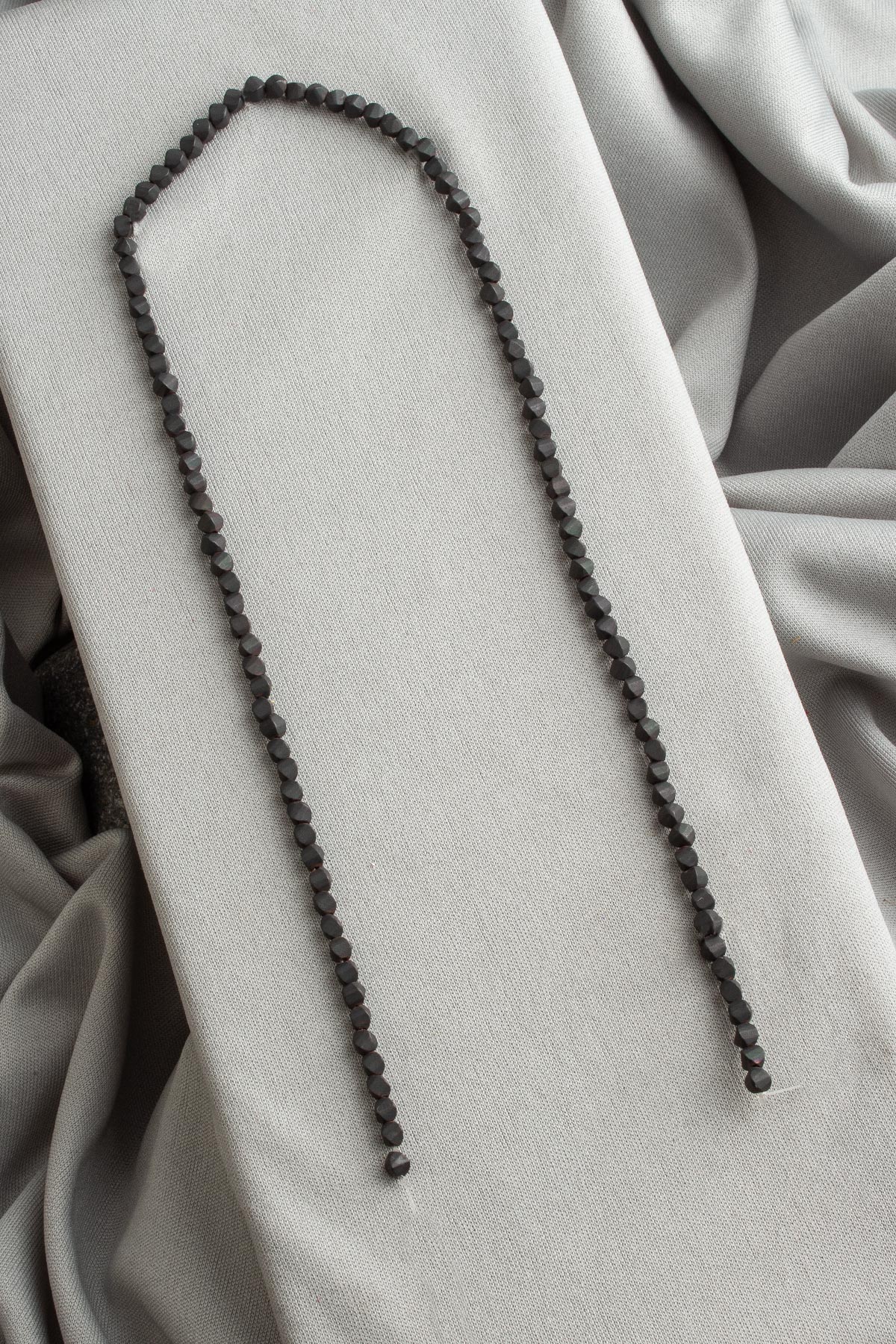 Hematit Doğal Taş Mat Siyah 4mm Artı Kesim Dizi