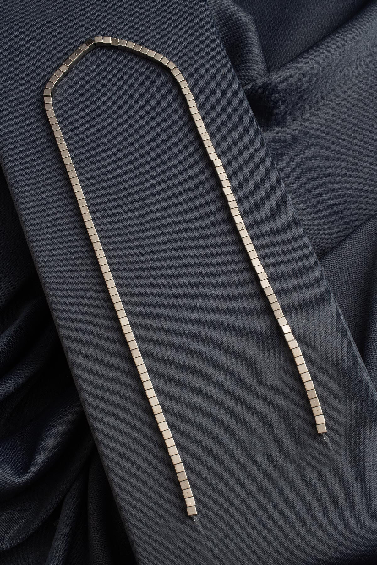 Hematit Doğal Taş Mat Titanyum Küp Kesim 3x3mm Dizi [AA]