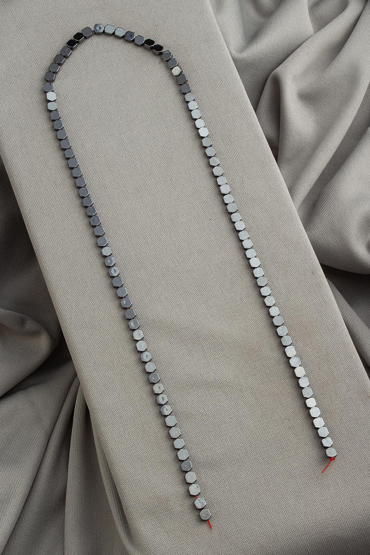Hematit Doğal Taş Parlak Füme Altıgen Kesim 4x4mm Dizi [AA]