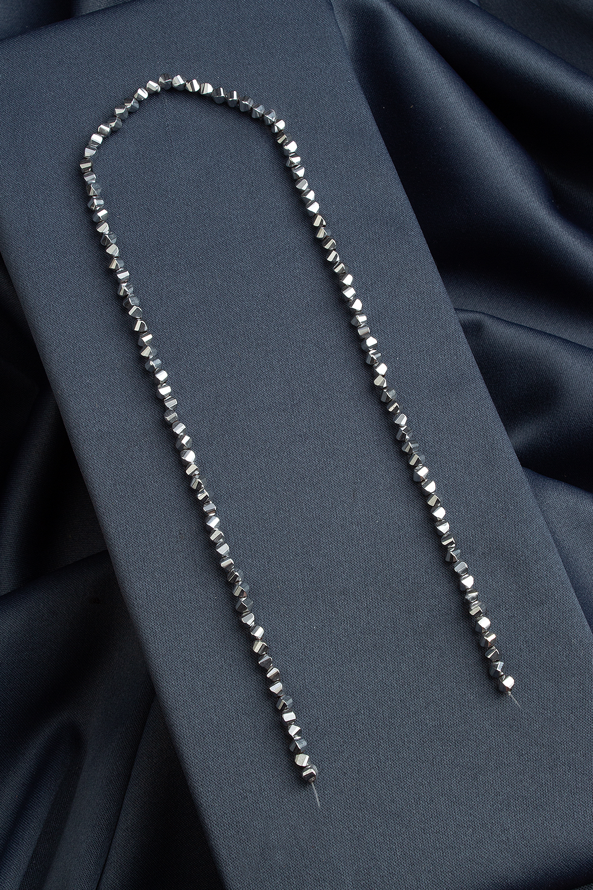 Hematit Doğal Taş Parlak Gümüş Artı Kesim 4mm Dizi