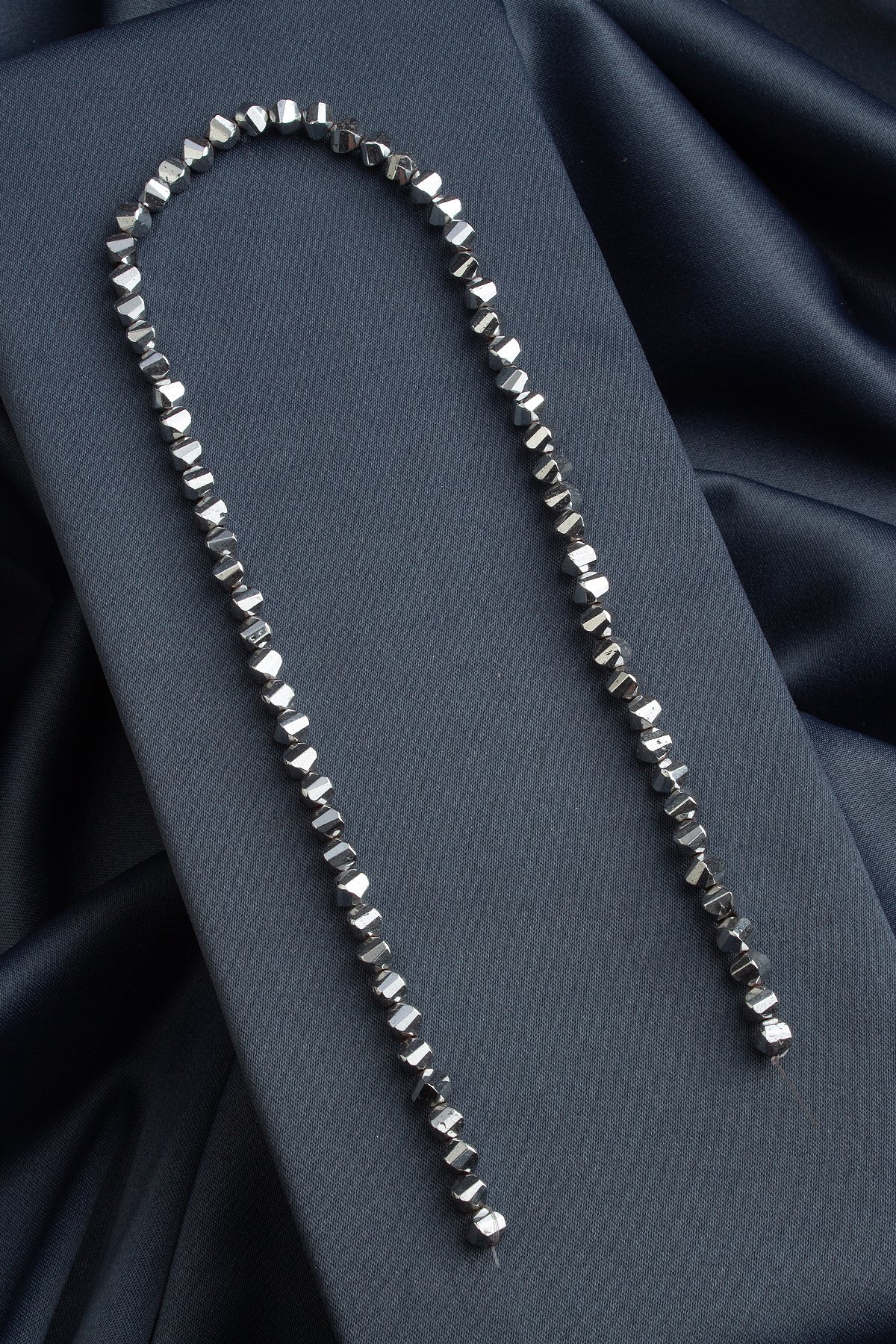 Hematit Doğal Taş Parlak Gümüş Burgu Kesim 6x6mm Dizi