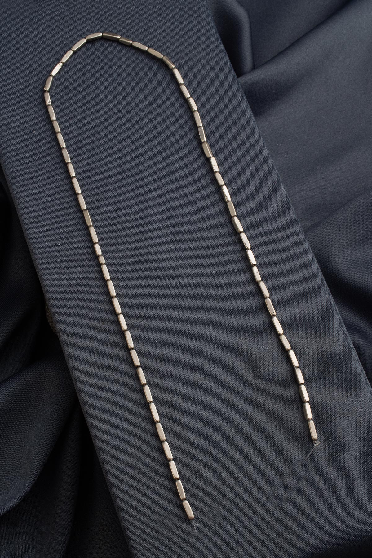 Hematit Doğal Taş Titanyum Bombeli Dikdörtgen 2x8mm Dizi