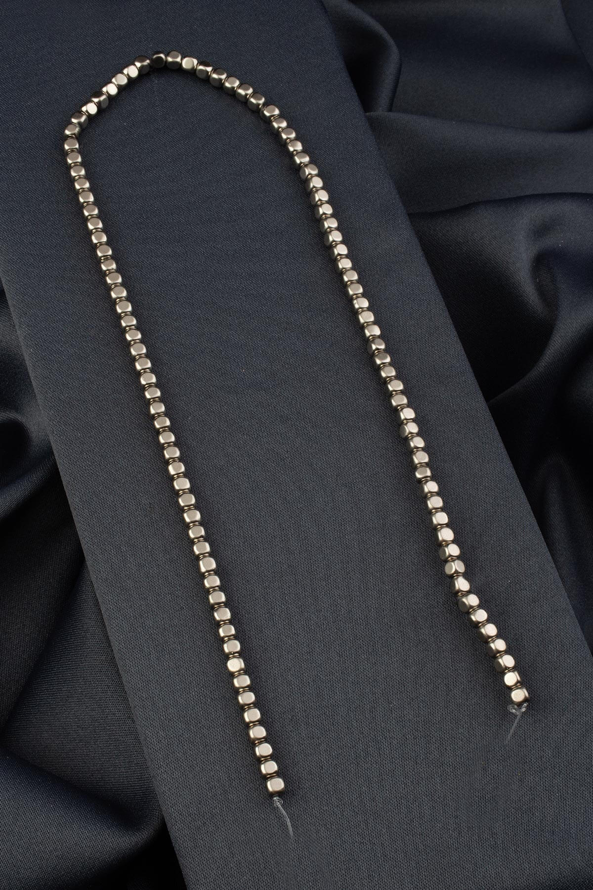 Hematit Doğal Taş Titanyum Dikdörtgen Kesim 4x4mm Dizi