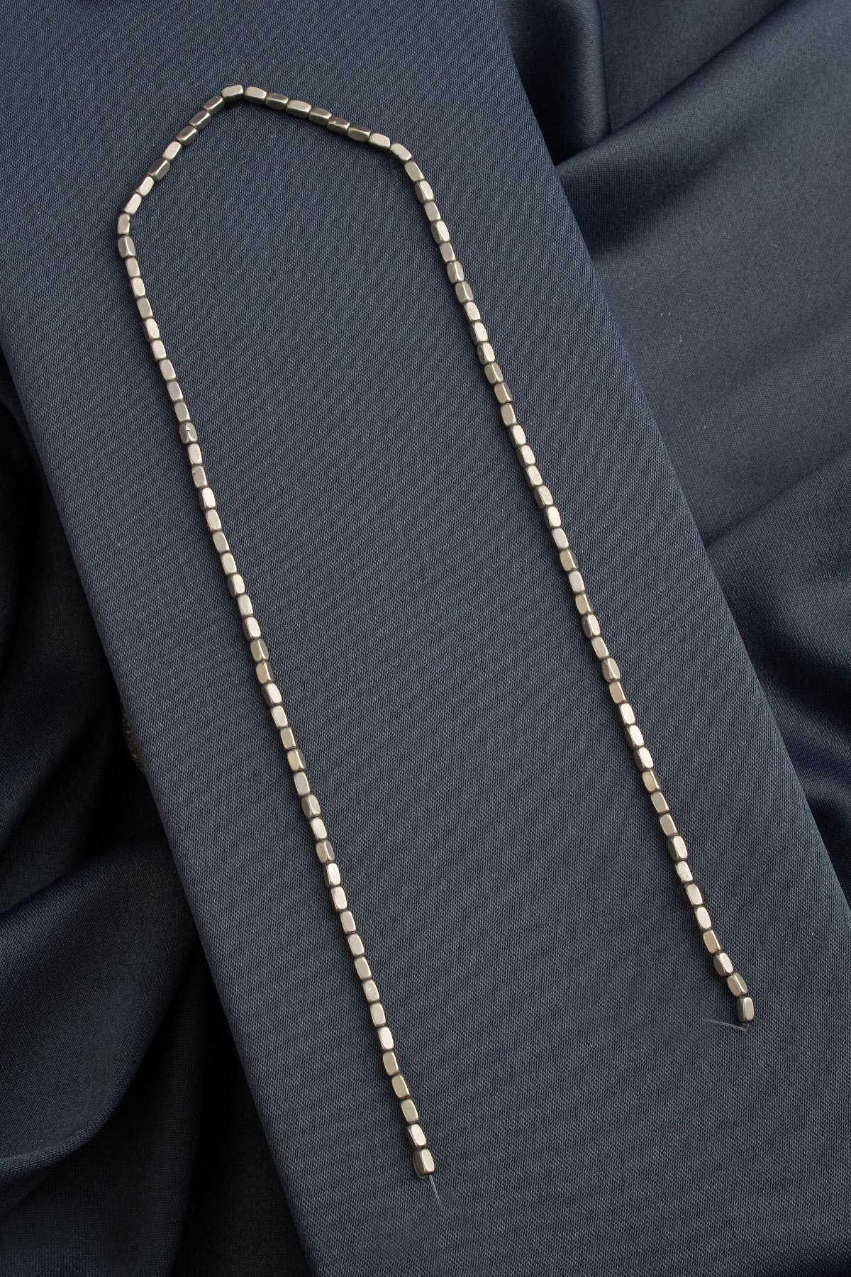 Hematit Doğal Taş Titanyum Dikdörtgen Kesim 2x4mm Dizi