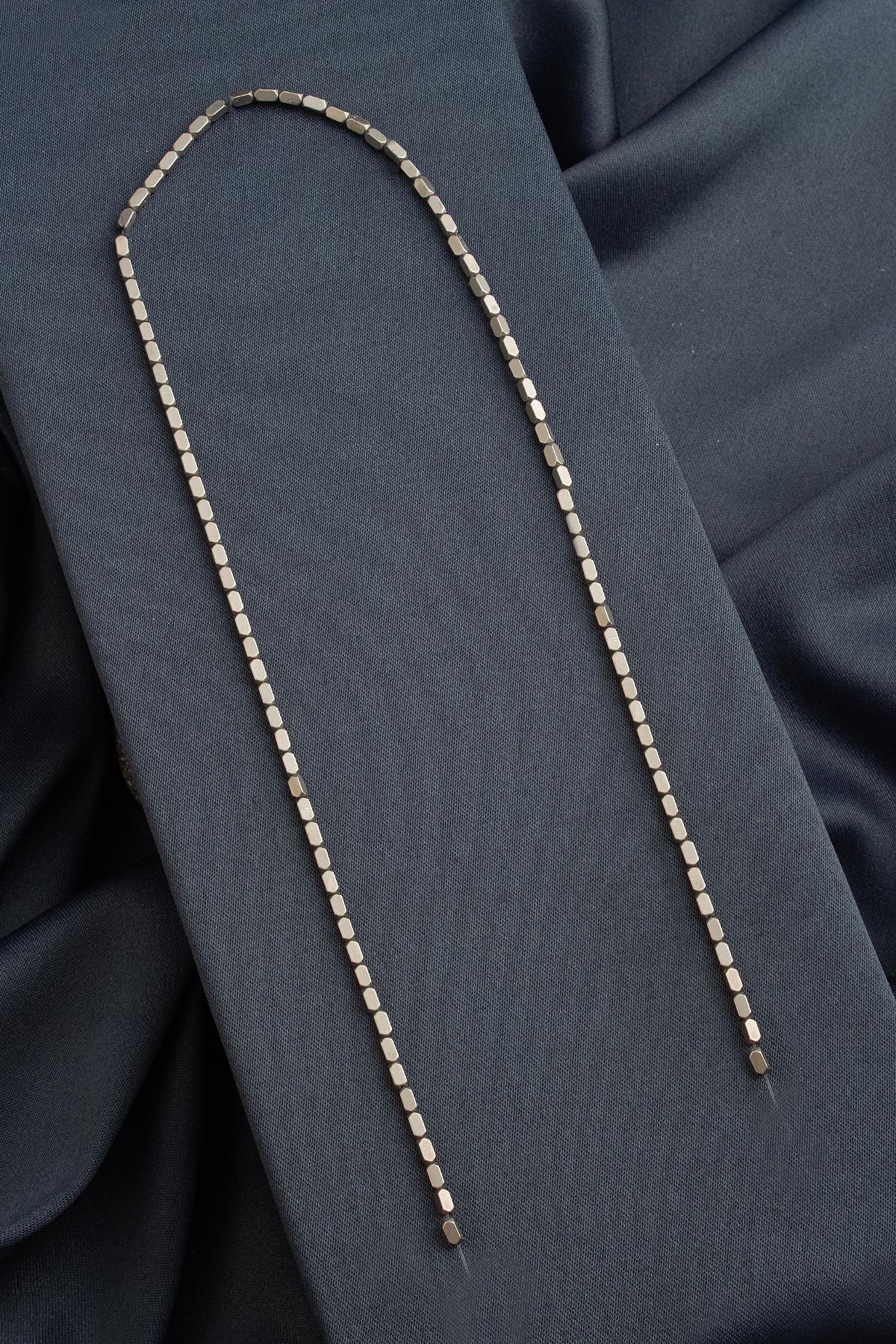 Hematit Doğal Taş Titanyum Dikdörtgen Kesim 2x4mm Dizi