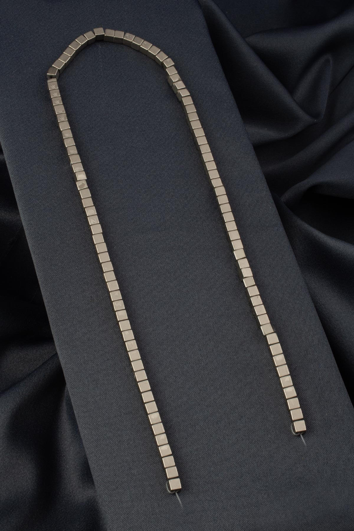 Hematit Doğal Taş Titanyum Kare Kesim 4x4mm Dizi