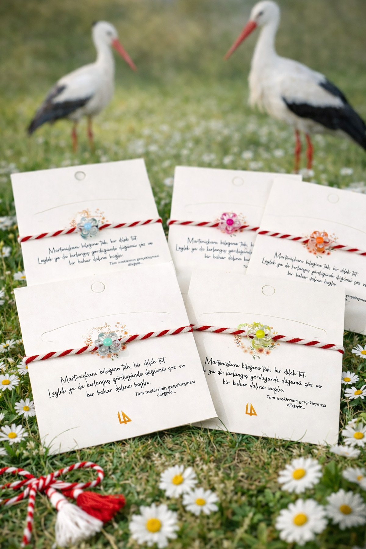 Marteniçka Çiçek Temalı Kırmızı Beyaz İp Bileklik - Geleneksel Baba Marta Bahar Bilekliği