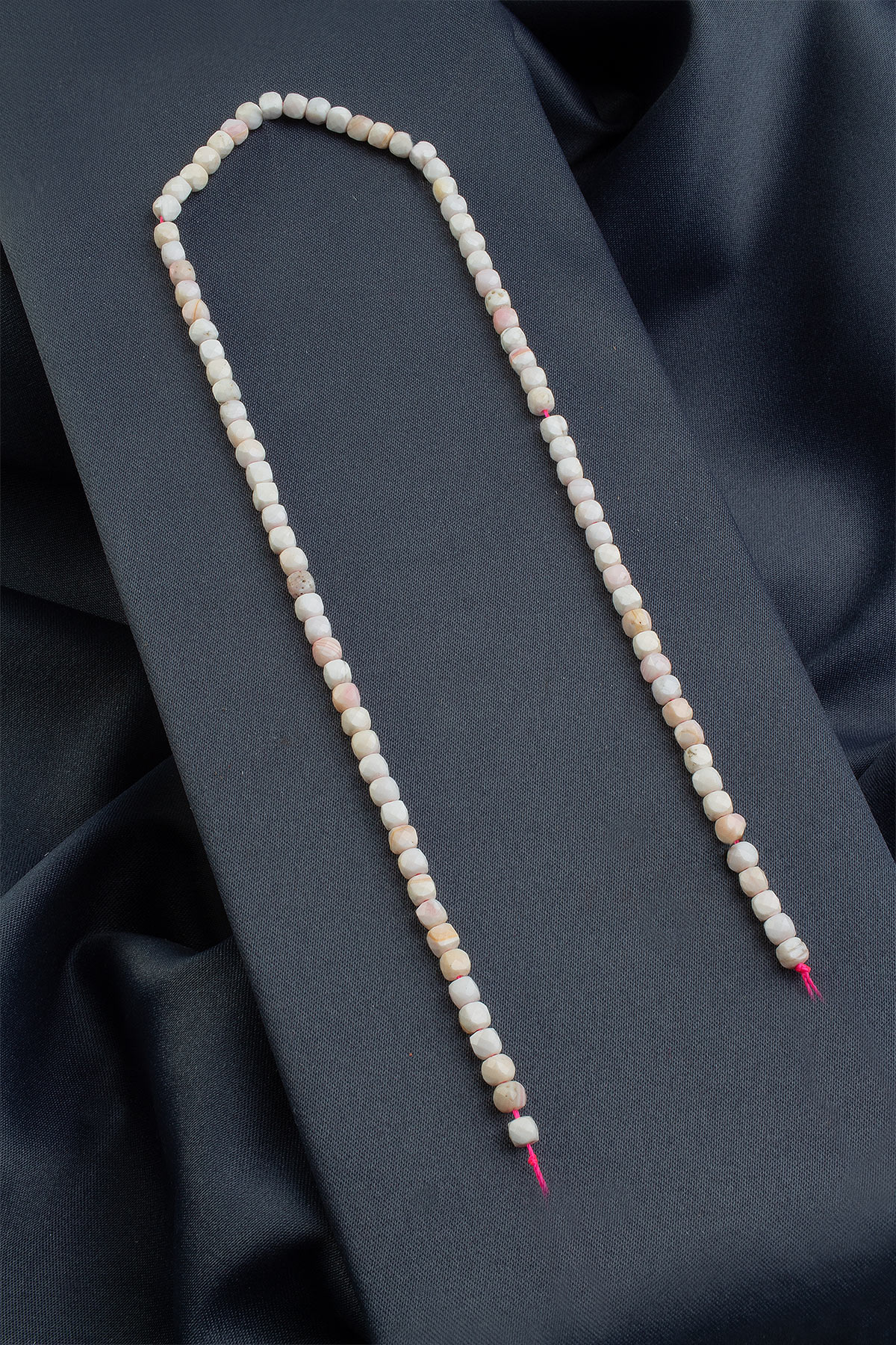 Pembe Opal Doğal Taş Faset Küp Kesim 4x4mm Dizi