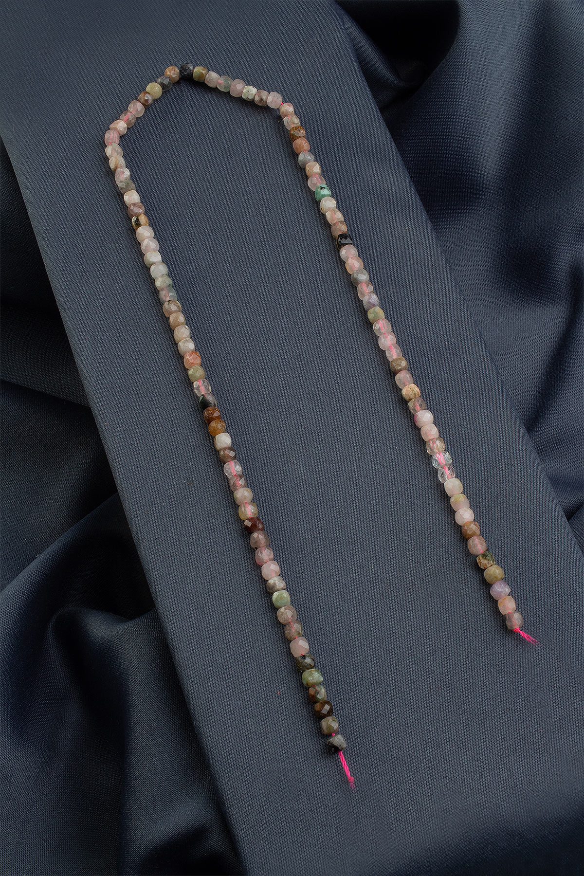 Turmalin Doğal Taş Faset Küp Kesim 4x4mm Dizi