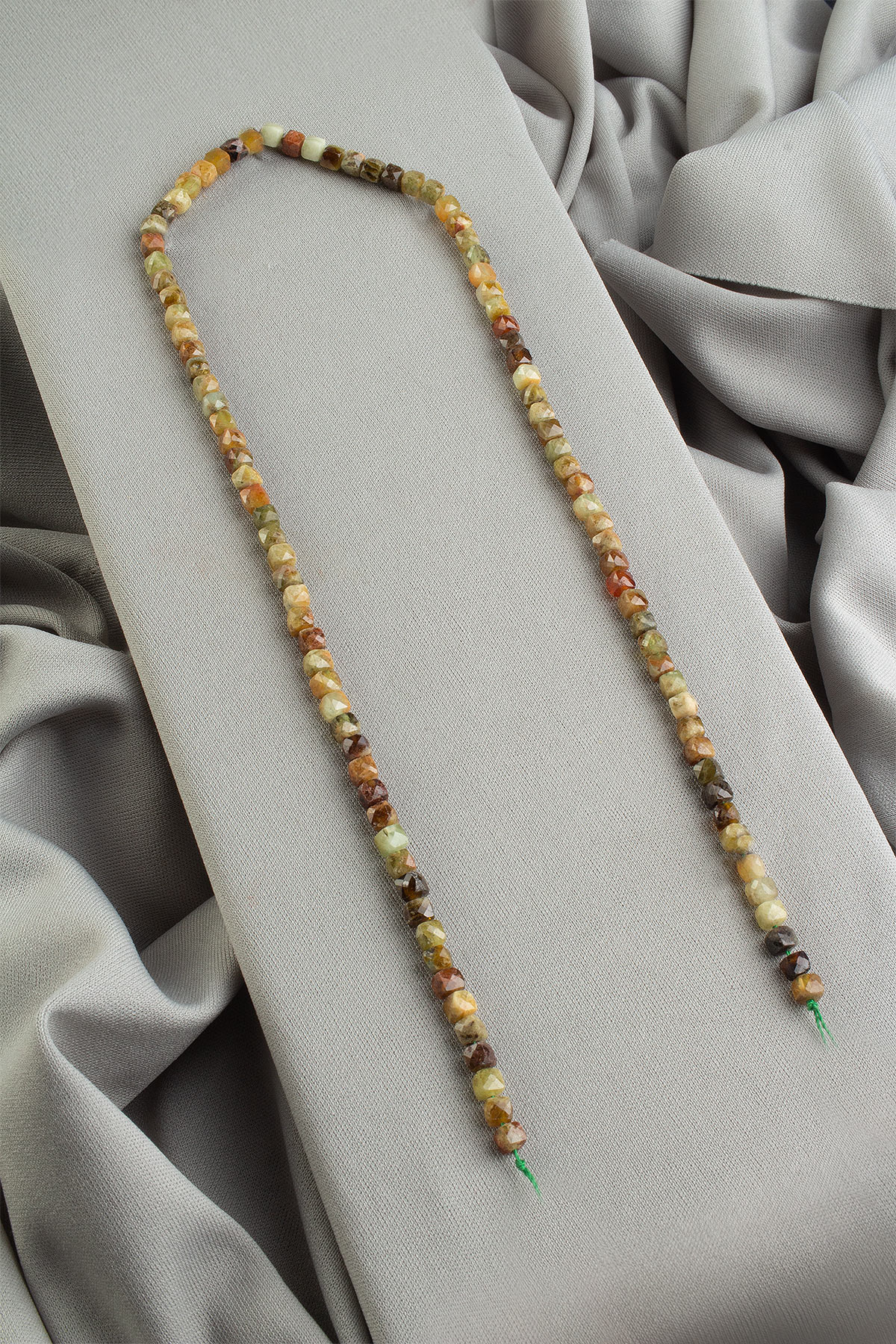 Yeşil Garnet Doğal Taş Faset Küp Kesim 4x4mm Dizi