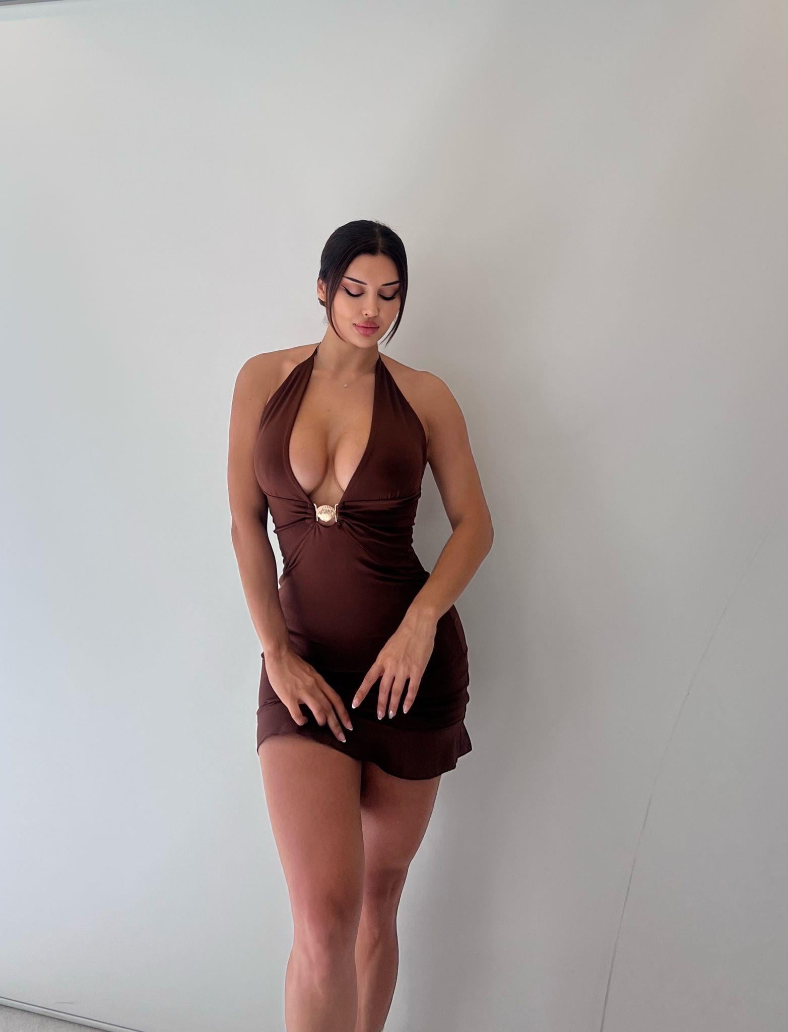 Kahve Askılı Toka ve Göğüs Dekolteli Mini Elbise