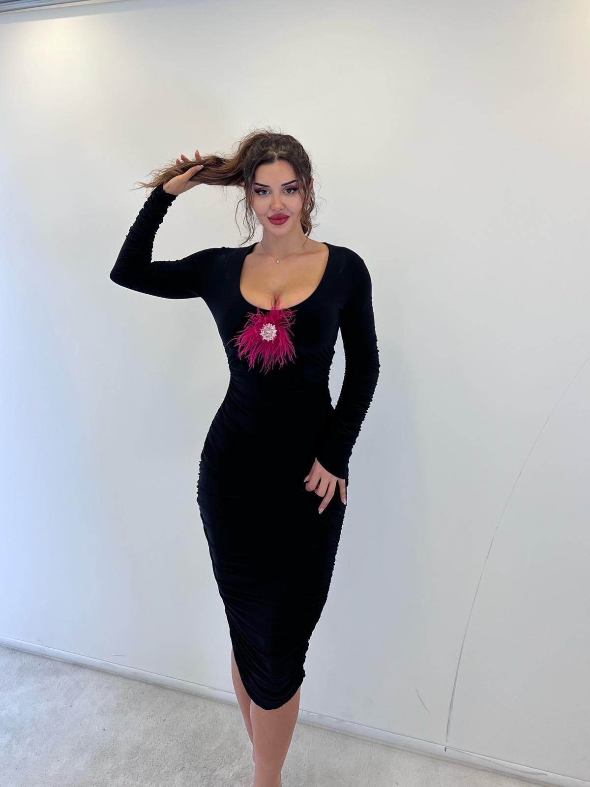 Siyah Büzgülü Tülü ve Taş Detaylı Midi Elbise