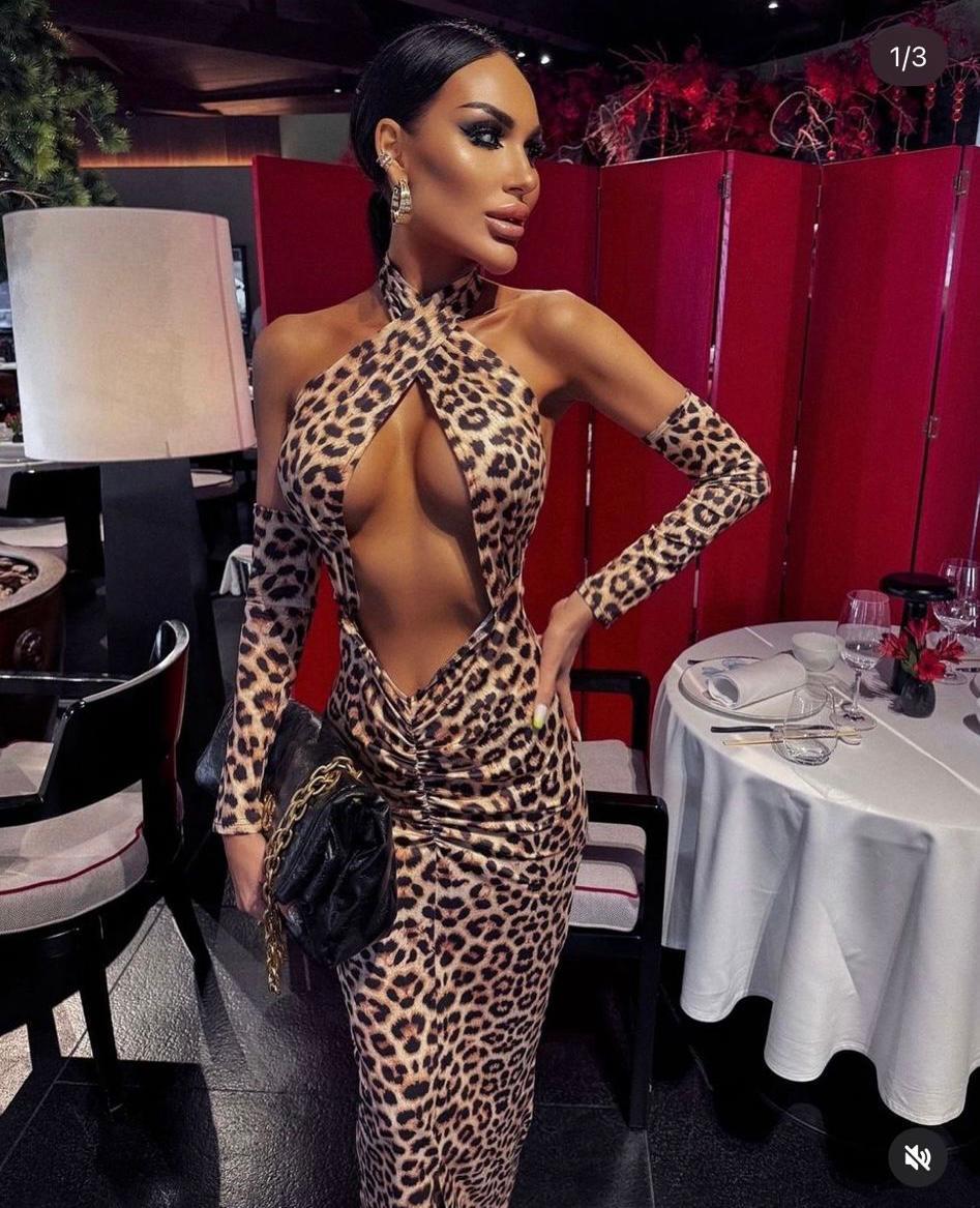 Leopar Kolluklu Göğüs Dekolteli Midi Boy Elbise