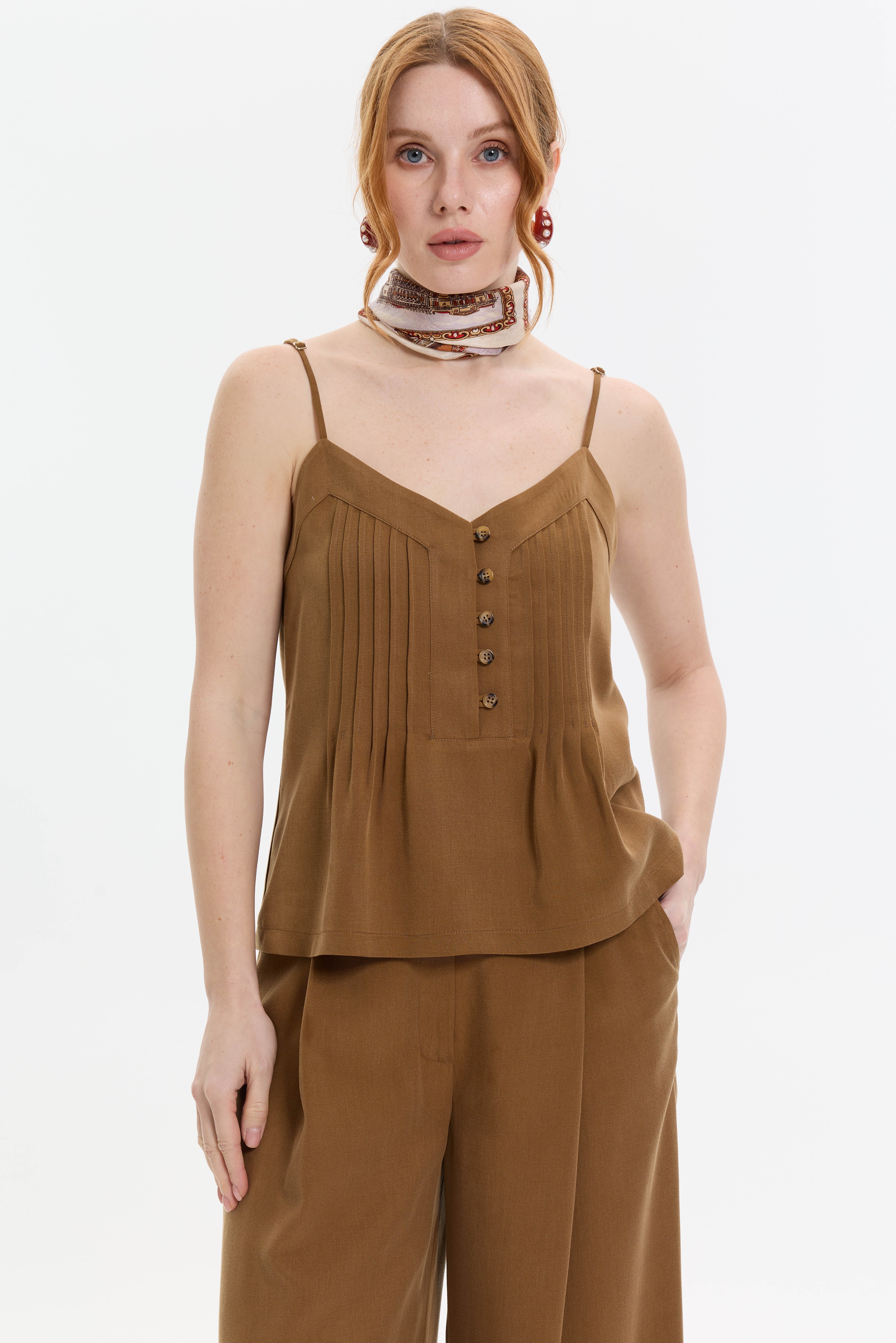 İNCE ASKILI PLİ DETAYLI BLUZ