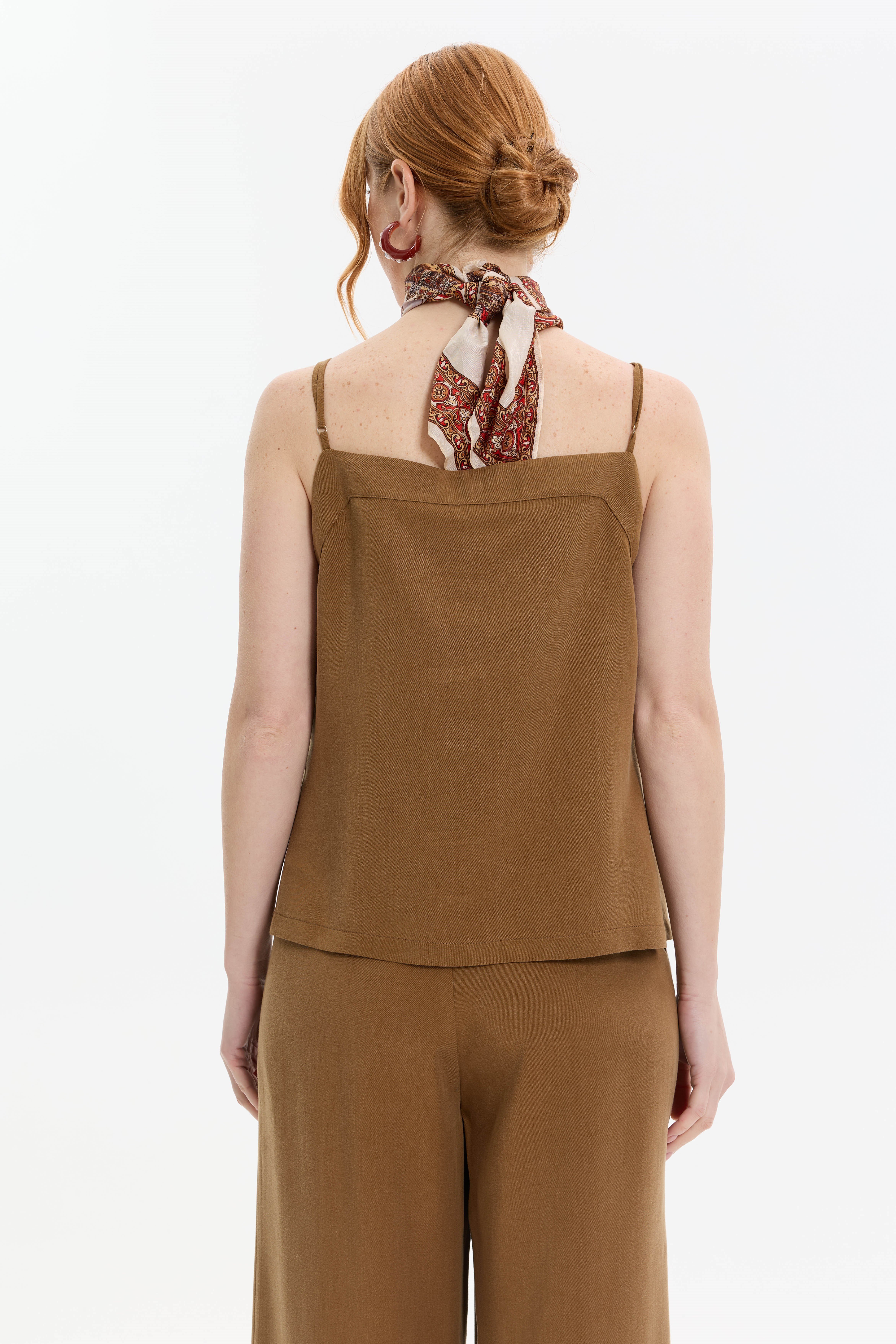 İNCE ASKILI PLİ DETAYLI BLUZ