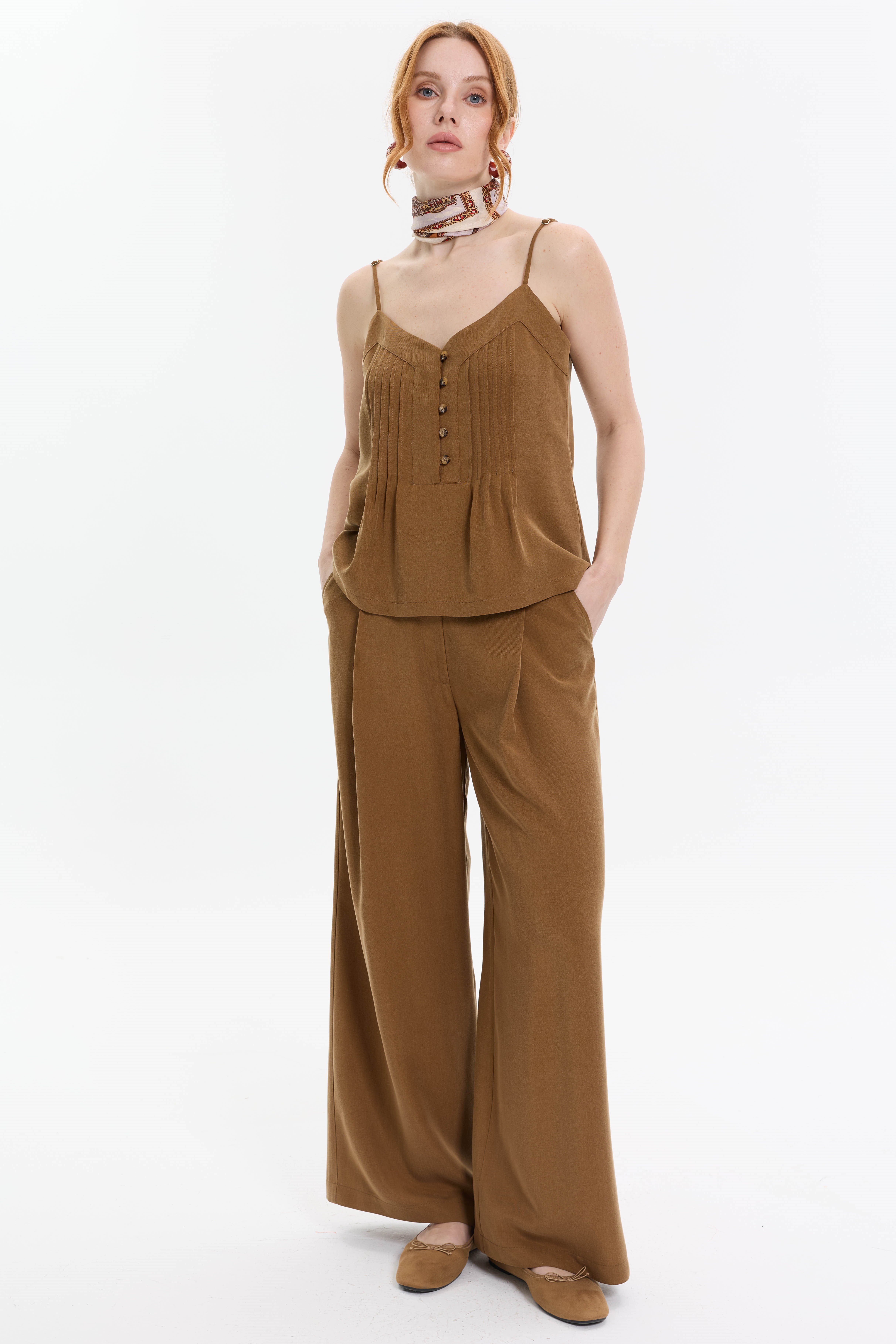 İNCE ASKILI PLİ DETAYLI BLUZ