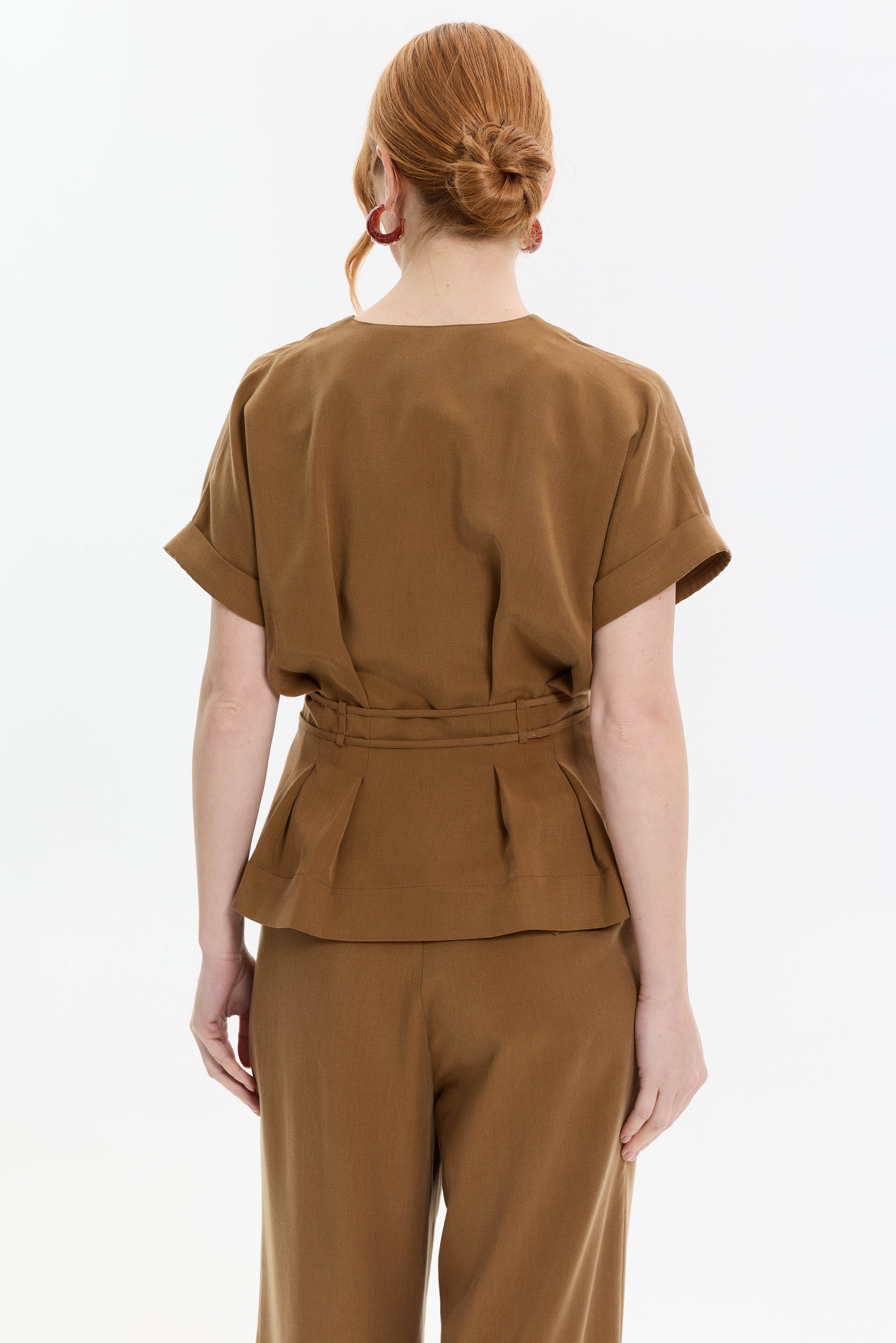 GENİŞ PLİ DETAYLI KUŞAKLI BLUZ