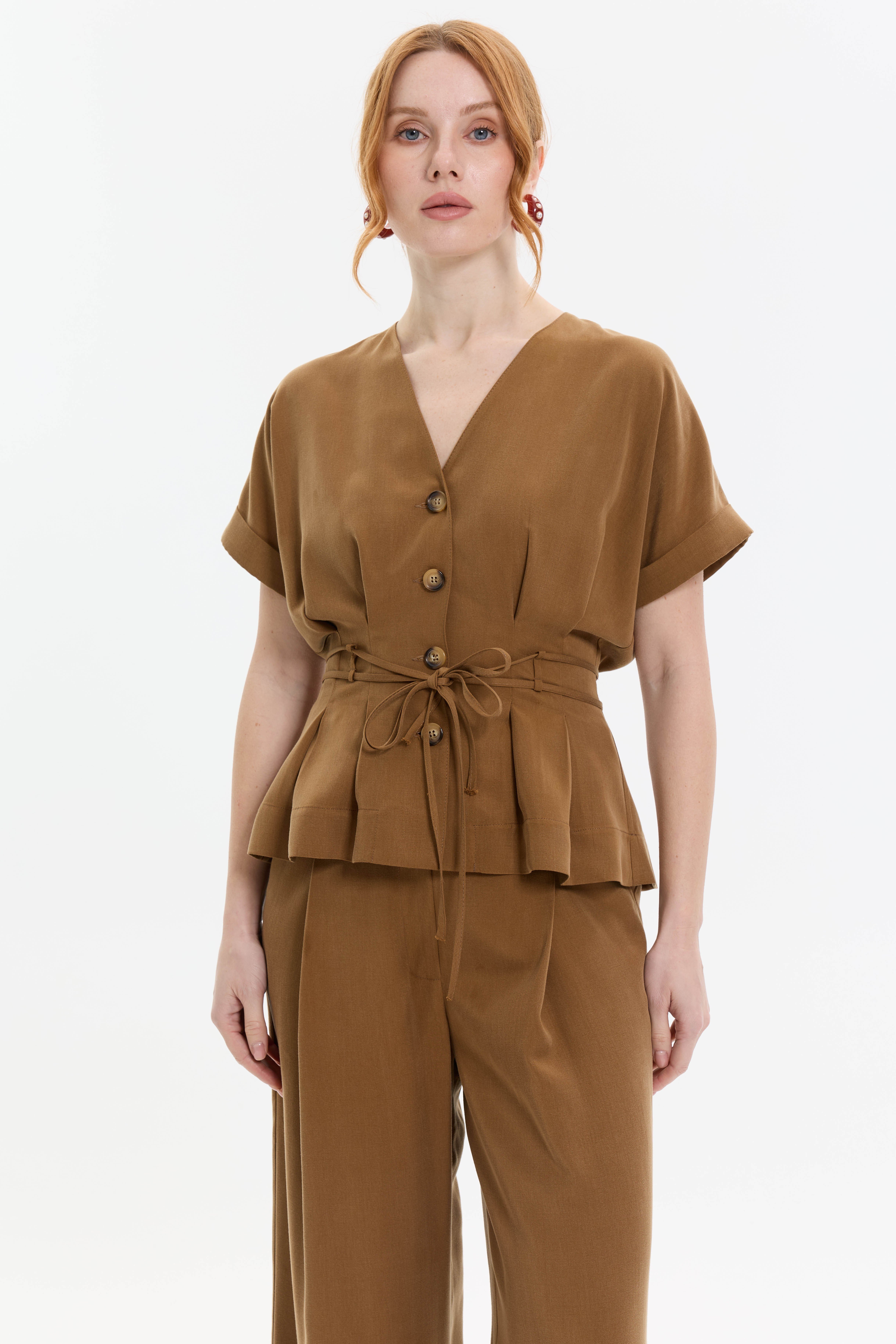 GENİŞ PLİ DETAYLI KUŞAKLI BLUZ