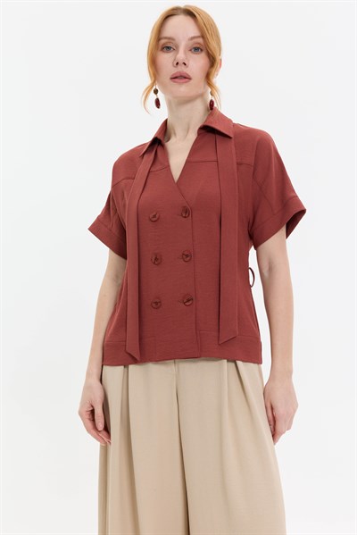 KUŞAK DETAYLI KRUVAZE BLUZ