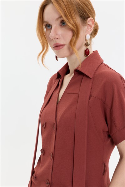 KUŞAK DETAYLI KRUVAZE BLUZ