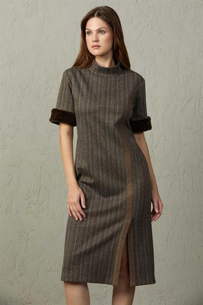 KÜRK DETAYLI YIRTMAÇLI ELBİSE