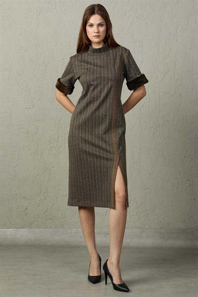 KÜRK DETAYLI YIRTMAÇLI ELBİSE