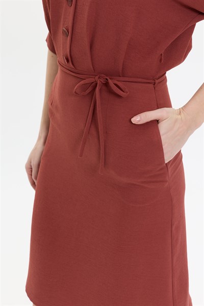 KUŞAK DETAYLI ELBİSE