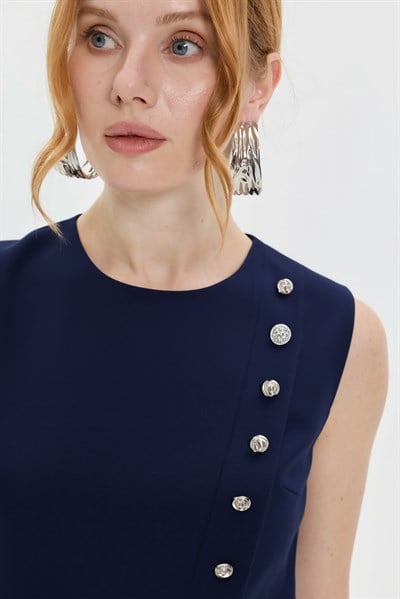 DÜĞME DETAYLI ASİMETRİK ELBİSE