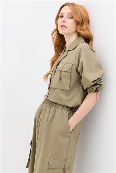 CEP DETAYLI HAKİ GÖMLEK