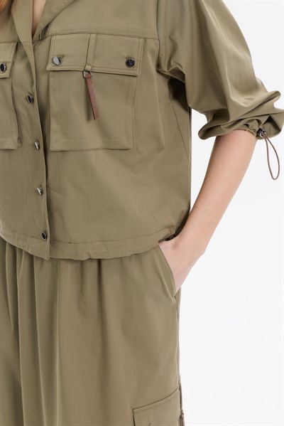 CEP DETAYLI HAKİ GÖMLEK