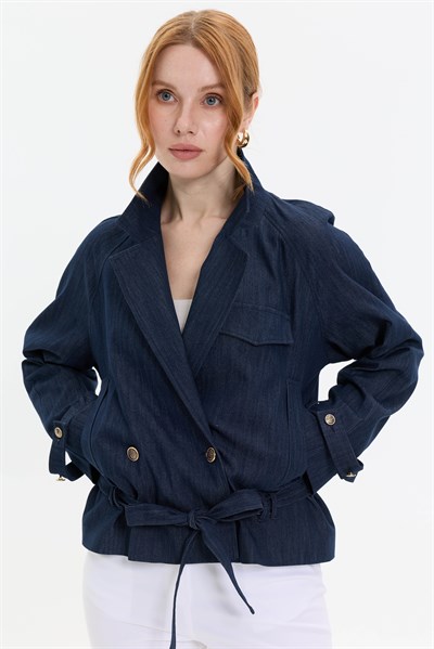 KEMER DETAYLI KISA TRENÇKOT